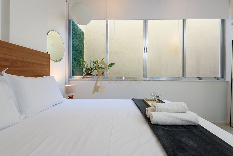 Bossa Chic Studio w/ AC |  5 min to Beach