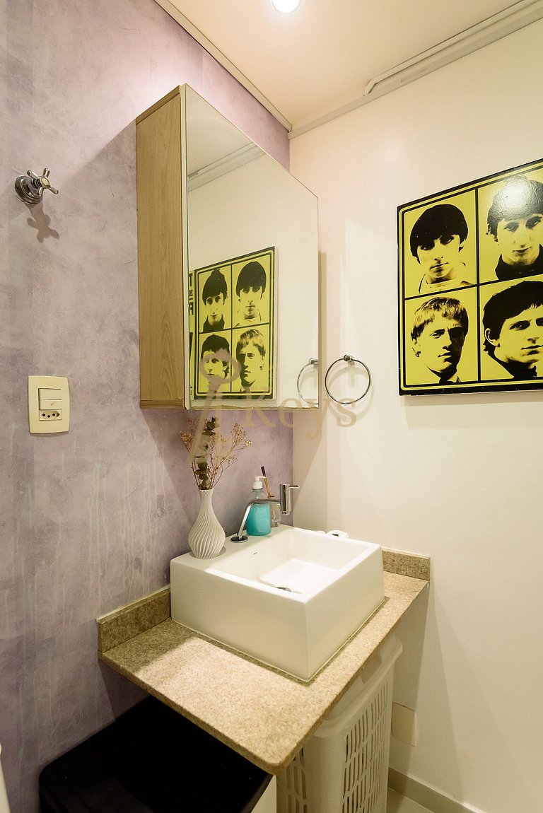 Bossa Chic Studio w/ AC |  5 min to Beach