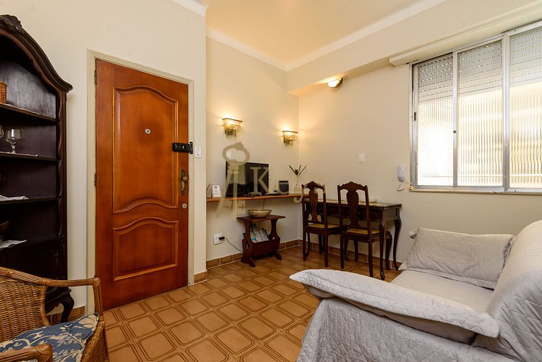 Studio Copacabana 1 Block from the Beach