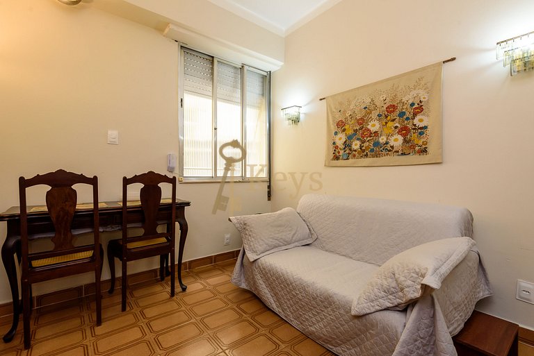 Studio Copacabana 1 Block from the Beach