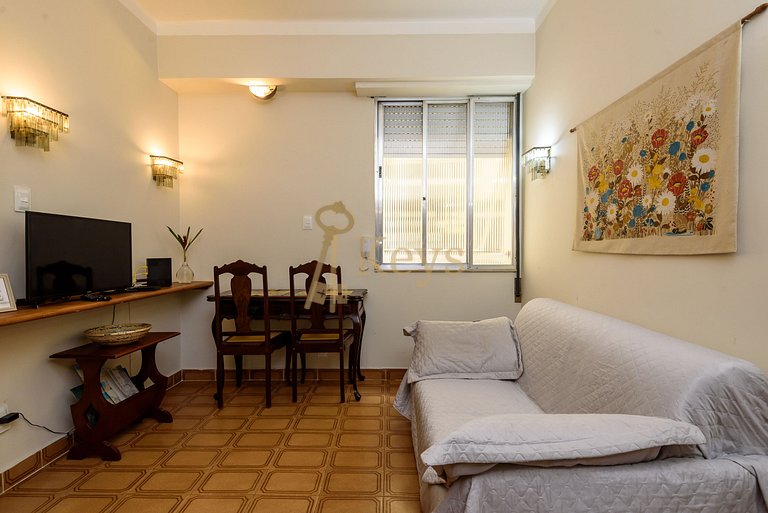 Studio Copacabana 1 Block from the Beach